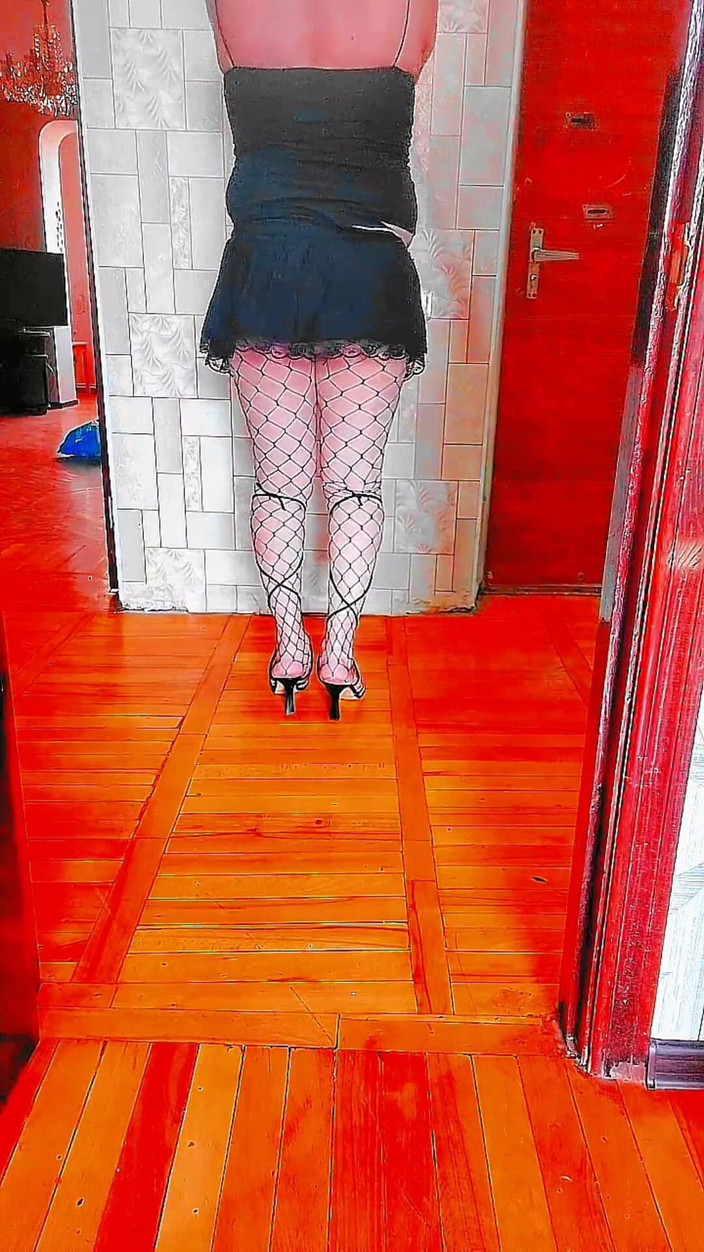 Kitty_Cross: O doamnă albă se masturbează sub duș pula umedă cu...
