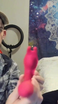 Animour mở hộp và thủ dâm với cu giả trong quần lót