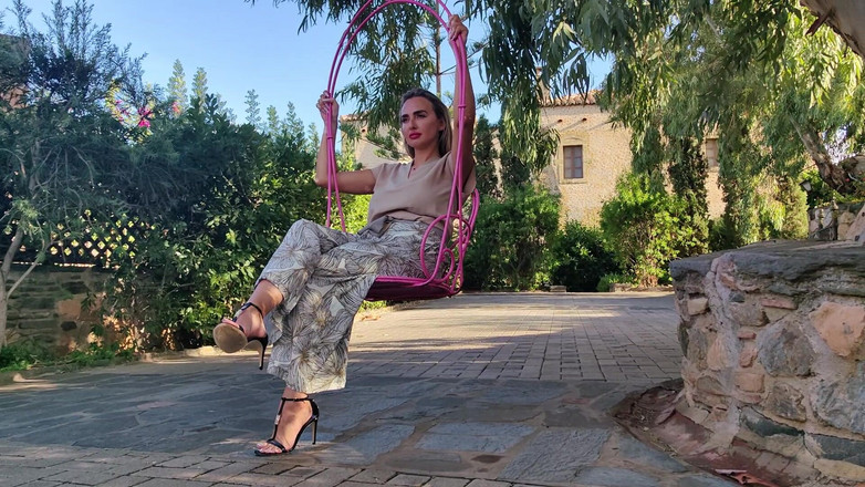 Goddess Lena: 在我的花园里欣赏我