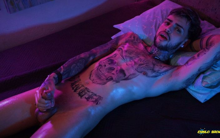 Inked Mike: Het tatuerad twink runkar hans stora oklippta kuk med olja...