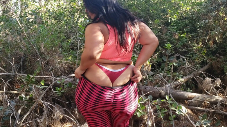 Riderqueen: Latina culo grosso cammina nella foresta