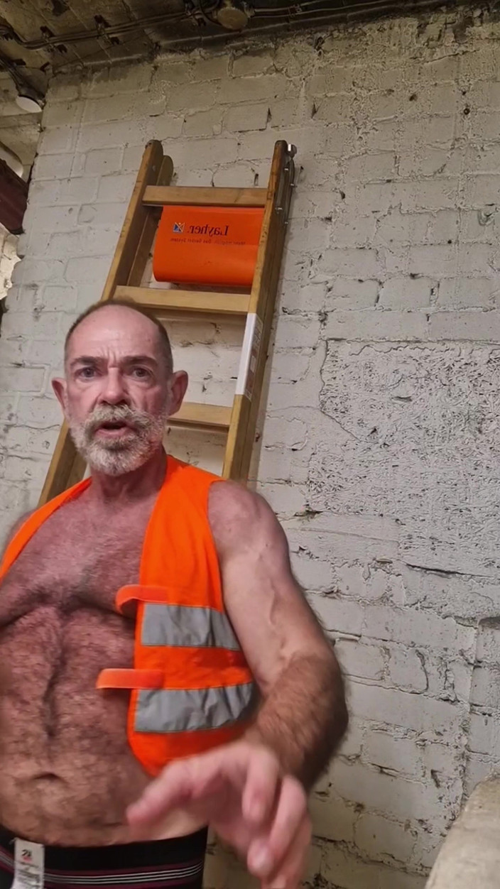 JackvanDean: Very Hairy Builder