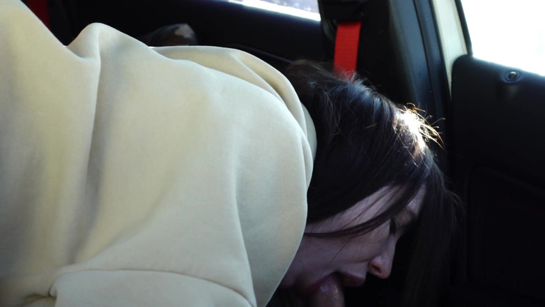Ghomestory: Sie lutschte und fickte mich im winter sanft im auto!