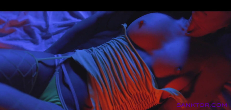 SANKTOR: Sanktor 013 - striptiz dansçısı yatakta mastürbasyon yapıyor