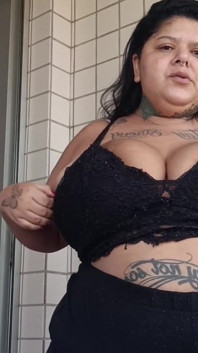 BBW Fumando Na Sua Sacada