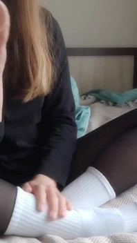 当我穿着性感的连裤袜和白色袜子，想要玩弄我的阴户时，我很饥渴