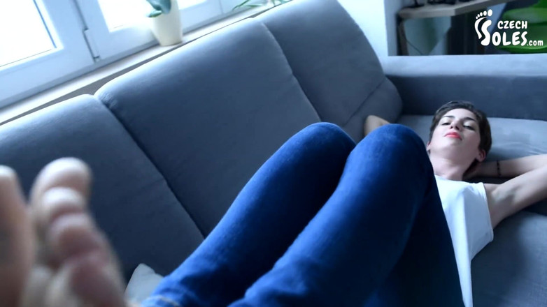 Czech Soles - foot fetish content: Nuovo modello in giro di inazando a piedi nudi, PUNTO...