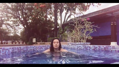 Anastasia Lux: Sledujte, jak si užívám v bazénu v bikinách