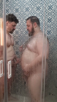 Big Bear steigt unter meine Dusche und fickt am Ende meinen fetten, behaarten Arsch