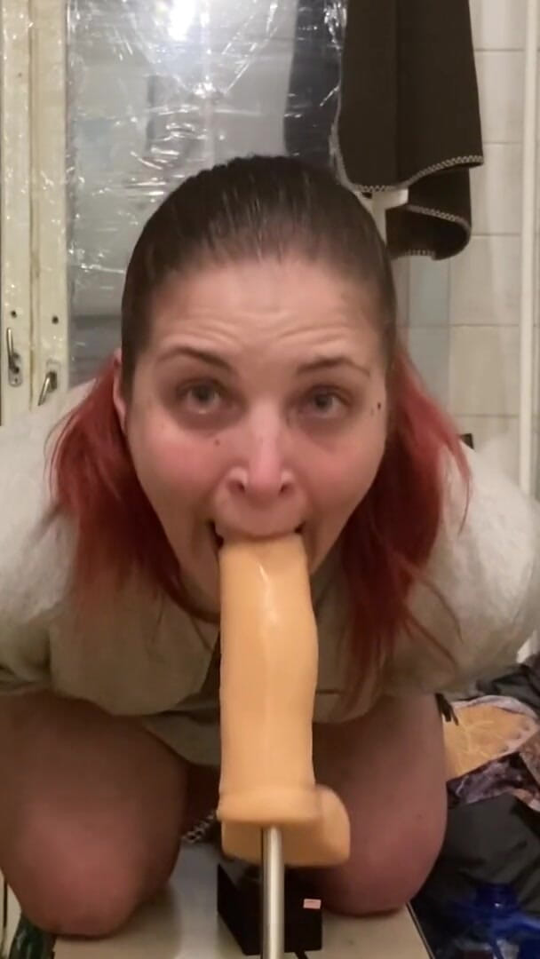Elena917: 딥쓰롯과 섹스 머신으로 얼굴에 침 뱉기