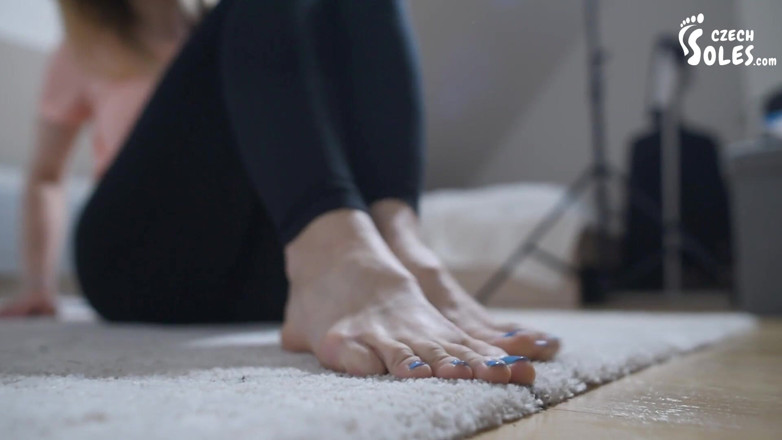 Czech Soles - foot fetish content: Cehia cu degetele lungi și desculțe tachinând pula, VEDERE LA PERSOANA 1