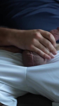 Masturbare în îmbrăcăminte sport mătăsoasă. Ejaculare peste Adidas Top după ce a jucat în pantaloni scurți de fotbal alb.