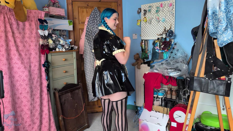 Alice_Mayflower_Scottish: 被乳胶女仆挑逗 - 独奏女孩