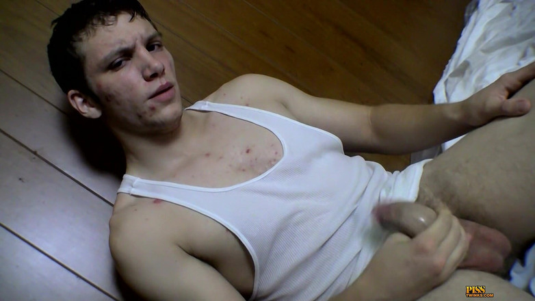 Piss Twinks: ホットなストレート8少年エディが濡れる