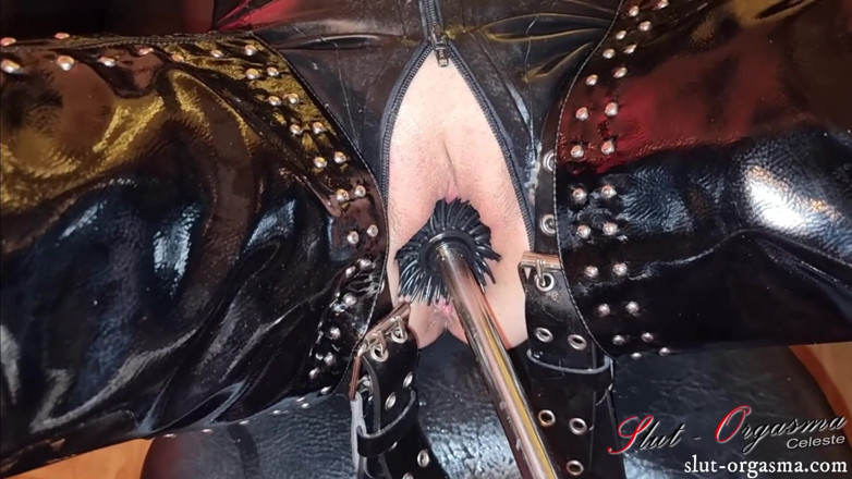 Slut Orgasma Celeste: Orgasma-troia Celeste scopata duramente da un dildo equine e da...