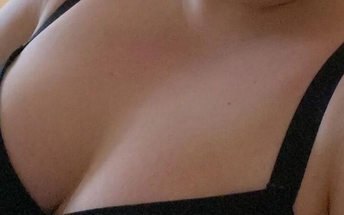 Amazing tits teasing clit: 裸体时间