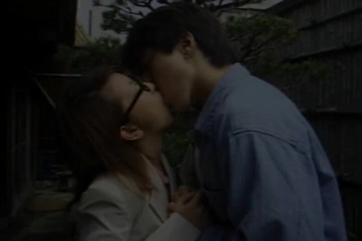 Asian Mature Climax: Gadis remaja asia rambut cokelat nyepong kontol besar di halaman...