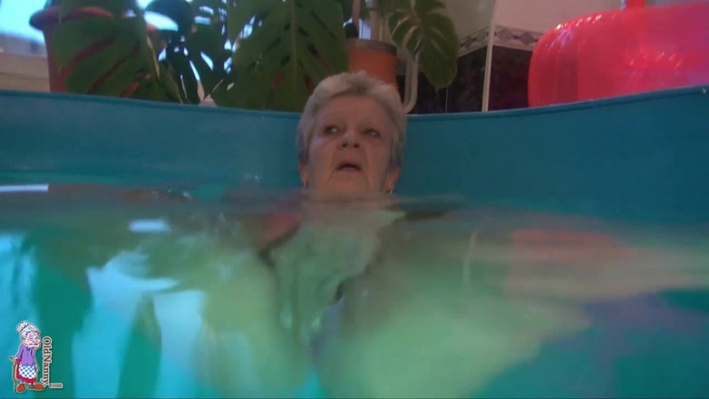 Old Nanny: Masturbarsi durante la sessione di nuoto