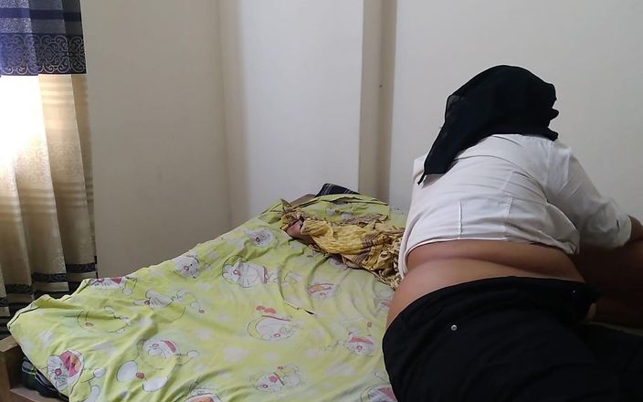 Aria Mia: Seksowna Bhabhi pochodzi z biura i jeździ na wielkim kutasie...