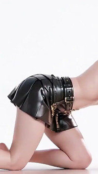 女王の到着!華やかな赤金のドレスと純白のレザーショーツの究極の対比。