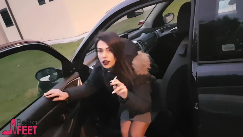 Smokin Fetish: Курит со сладкой Petra на улице