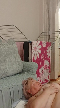 Macocha z dużymi cyckami liże moje jaja i szarpię mojego kutasa i spermę w jej ustach i na jej twarzy