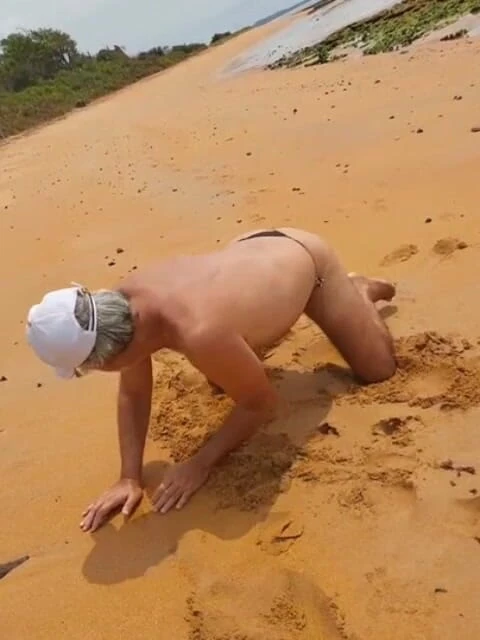 Ladysilvas: Ladysilva trên bãi biển trong quần lót cặp mông nóng...