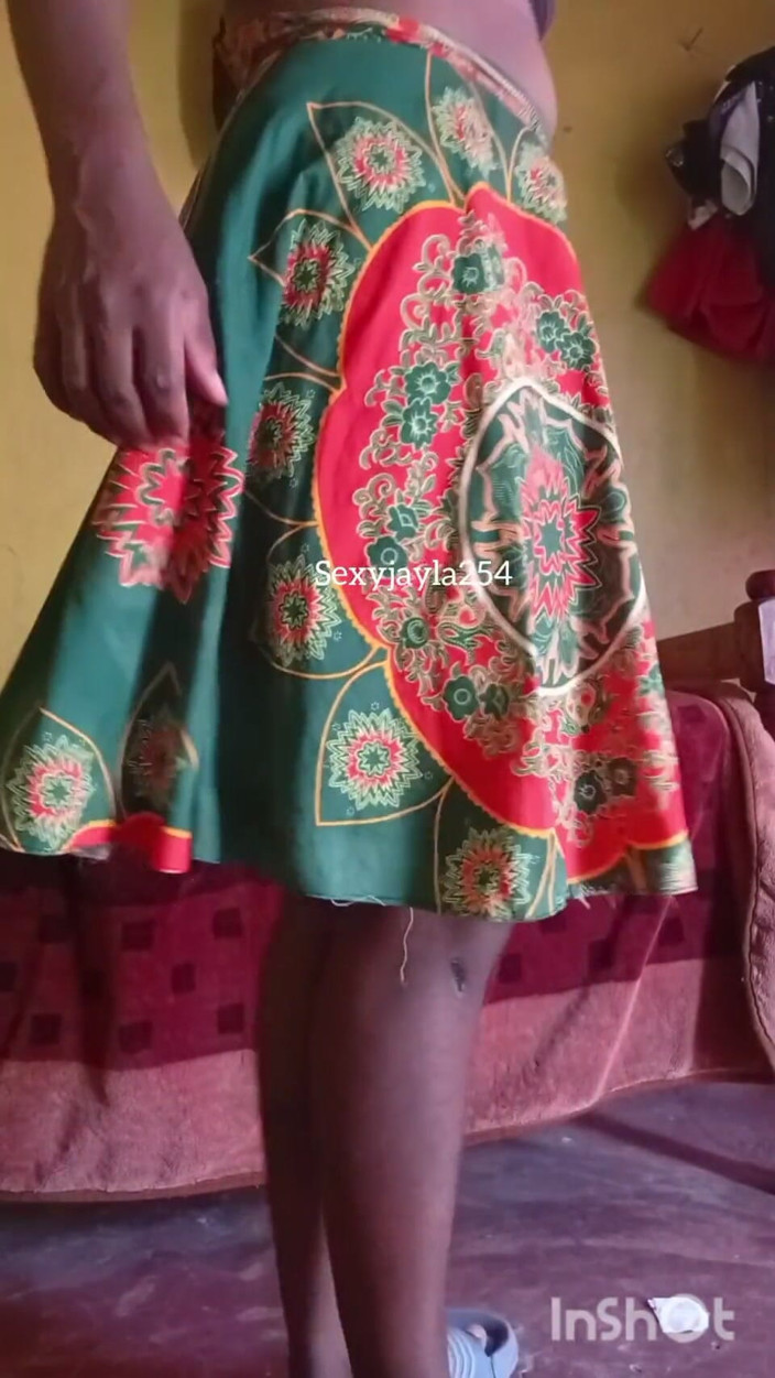 Sexyjayla254: Sexyjayla254 Hladí její velký penis v sukni