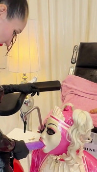 Rubber Sissy: Treinamento Anal e Oral