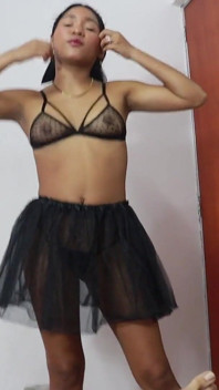 Meine brünette Latina-Stiefschwester zieht sich sexy an und lutscht mir einen