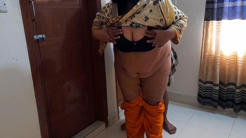 Aria Mia: मुस्लिम बड़ी गांड और विशाल स्तन