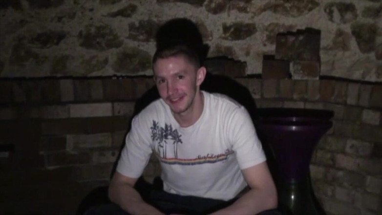 FRENCH AMATORS SEXTAPES: Twink troia usato in sospensore e le scarpe da ginnastica...