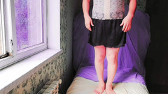 Kitty_Cross: Verspielte transgirl neckt mit weichem seidigem outfit