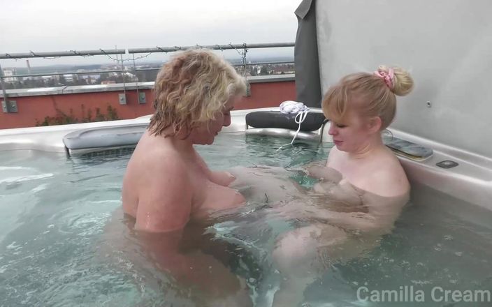 Camilla Creampie Girls: Camilla i Anna Lynx w wannie z hydromasażem