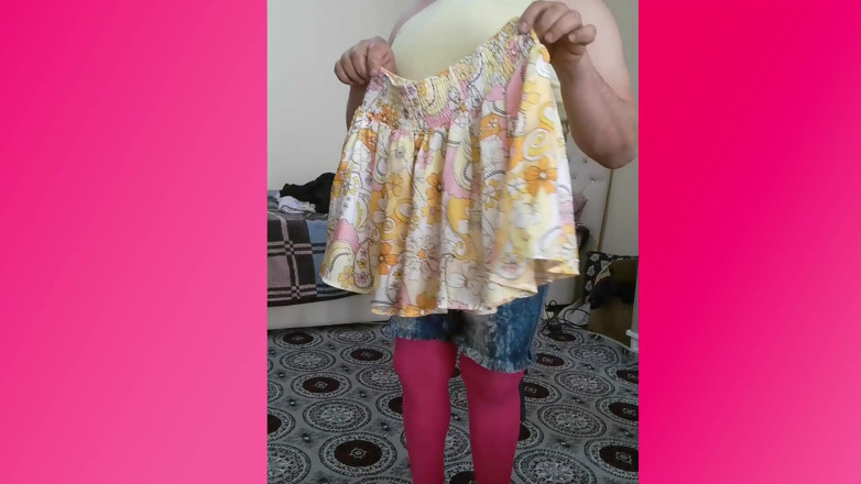 Crossdresser Beyza: Beyza Crossdresser usa shorts Minissaia