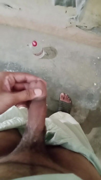 Un băiat tânăr se masturbează în baie
