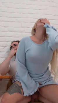 Non poteva più aspettare! Fare sesso con suo marito proprio durante la sua chiamata di lavoro!