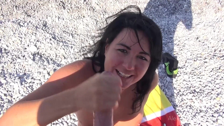 Alexandra Wett: Pelancong pantai merintih pantat saya. Disuntik 3 kali