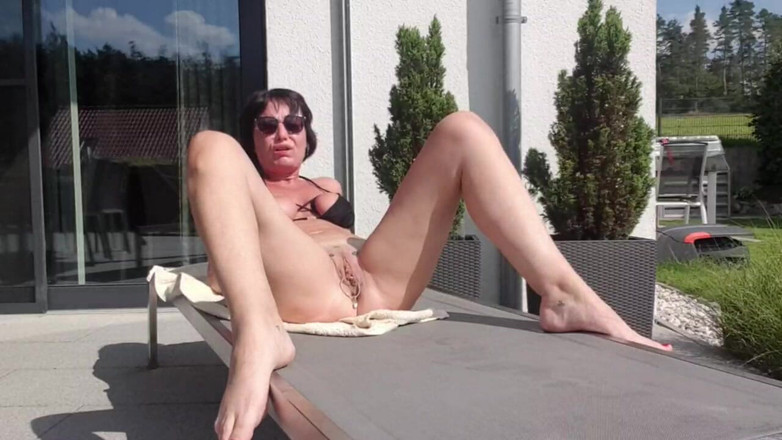 JulieEroticDress: Tryskać podczas publicznej kąpieli słonecznej