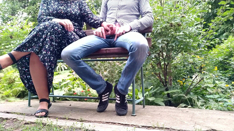 OurFetishLife: Дрочка руками на відкритому повітрі в парку