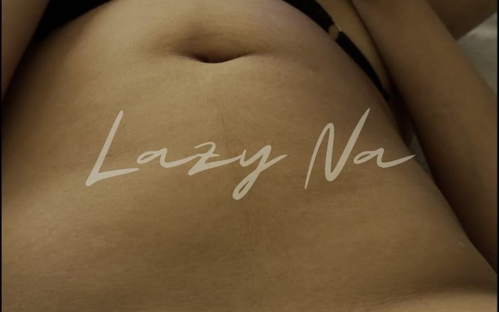 Lazy Na: Kåt tjej onanerar framför sin vän