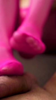 POV pink punčocháče footjob