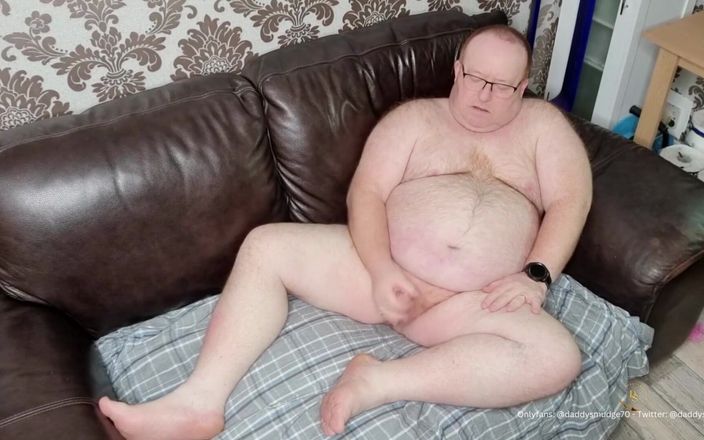 Daddysmudge: Папочка кончает на диване