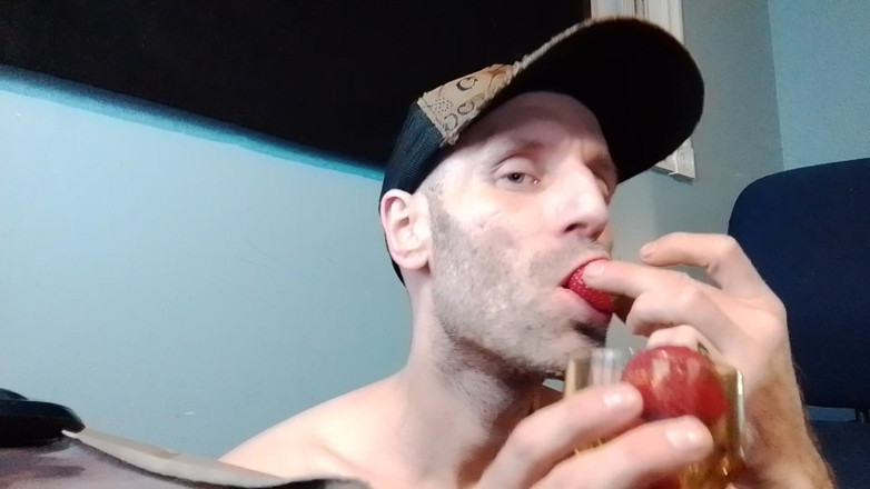 NeatGame458: Přijdu s velkým penisem, sperma na mých jahodách. Mňam.