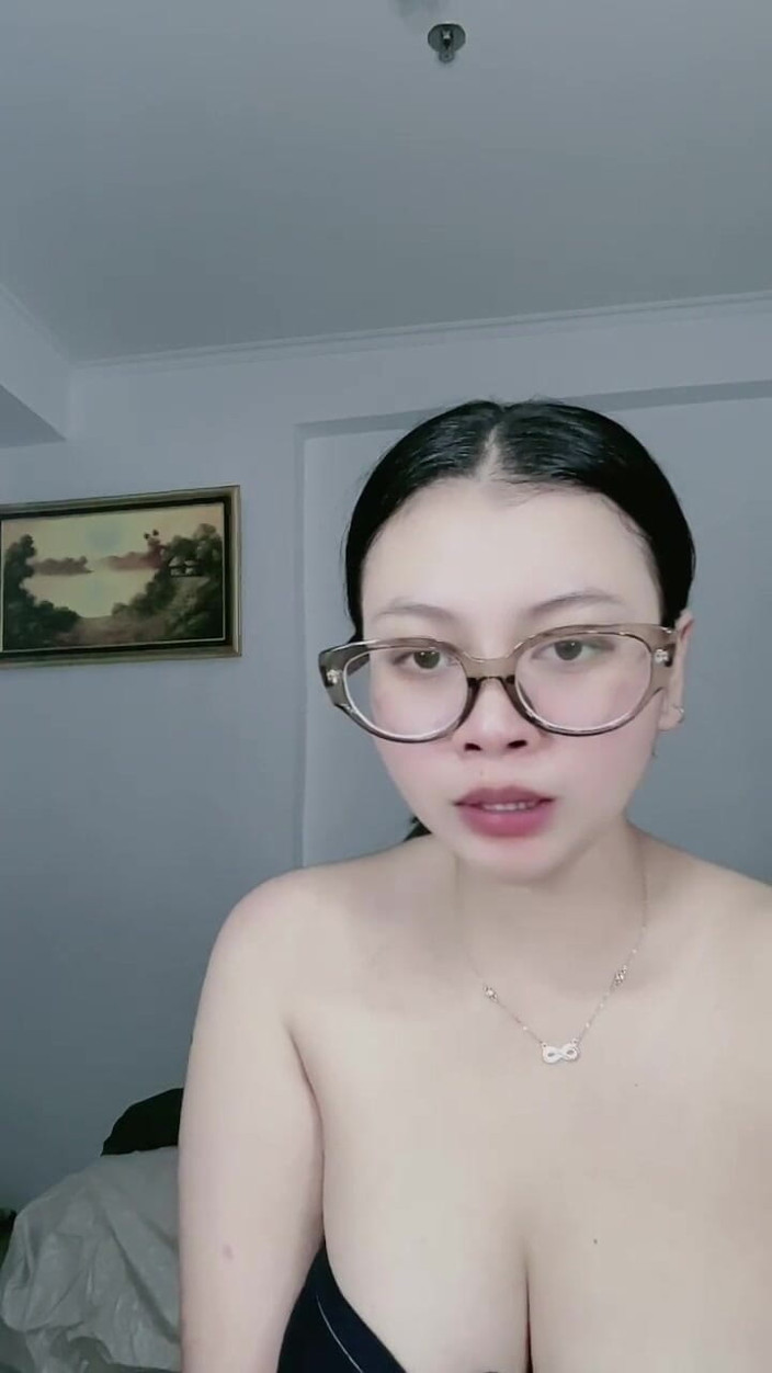 Jonathan Camberg: Wanita Cantik Berkacamata Mencari Kenikmatan