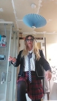 Sissy arrapata in uniforme adora il suo liquido preseminale