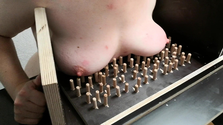 Bouncy Tits Action: Meme cezalandırma makinesi