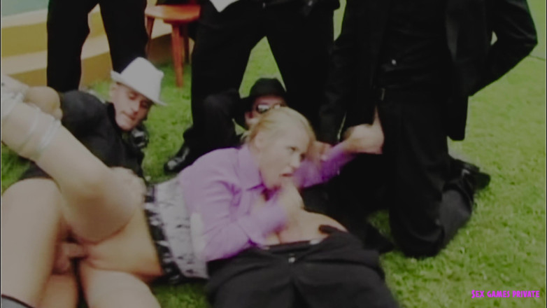 Czech Pornzone: Супер гаряча блондинка відтрахана купою погромників