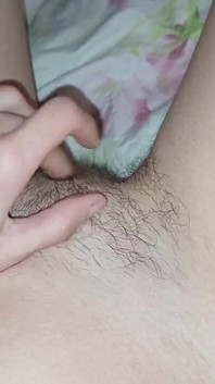 Masturbuję się moją owłosioną mokrą cipką, aż spuszczę się z bliska