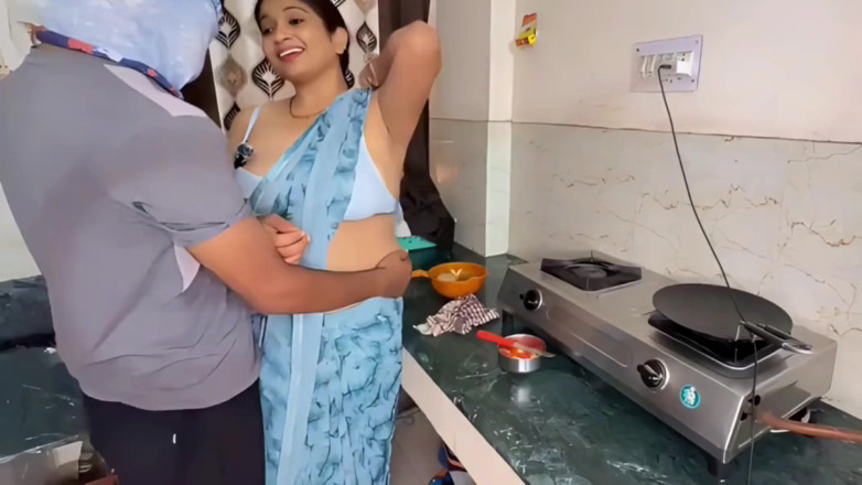 FantacyCouple: ภับหีอินเดียนไม่พึงพอใจเงี่ยนจัดเย็ดกับน้องชายสามีบนเคาน์เตอร์ครัว